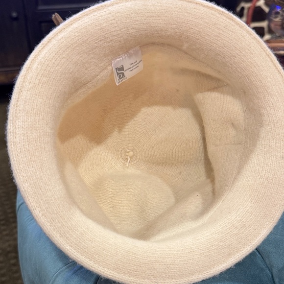 Elegant Cream Wool Hat with Flower Accent - Picture 3 of 4